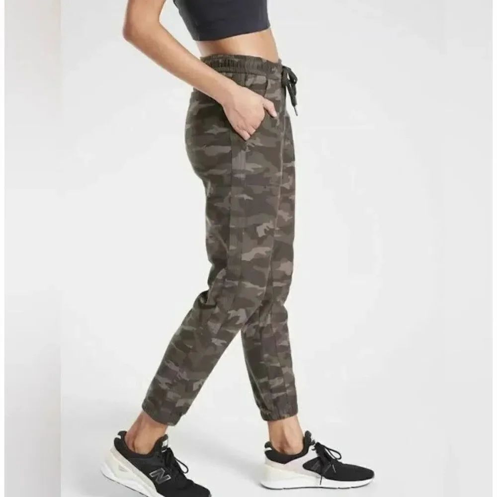 Athleta green camo Farallon Athleisure drawstring sz 2 joggers